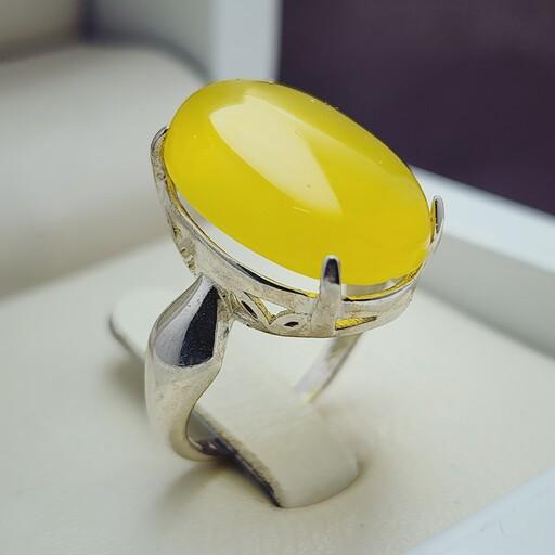 انگشتر نقره زیبا زنانه با نگین عقیق زرد اصل و معدنی خوش رنگ و رکاب ساده زنانه