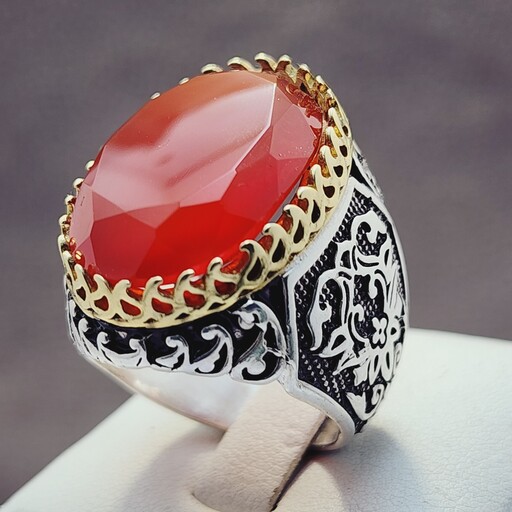 انگشتر نقره زیبا مردانه با نگین عقیق سرخ الماس تراش اصل و معدنی با تاج طلایی رنگ ثابت 