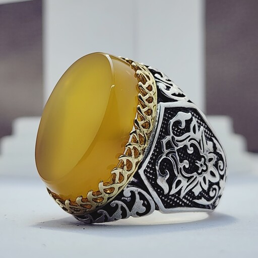 انگشتر نقره زیبای مردانه با نگین زیبا عقیق زرد اصل و معدنی با تاج طلایی رنگ ثابت 