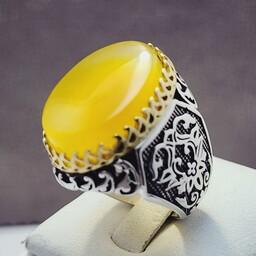 انگشتر نقره زیبا مردانه با نگین عقیق زرد اصل و معدنی با تاج طلایی رنگ ثابت 
