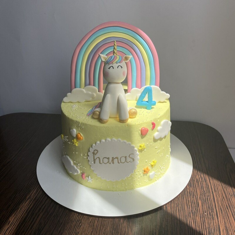 کیک تولد با تاپر رنگین کمان ویونیکورن