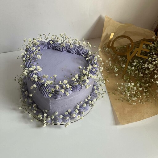 کیک تولد قلبی با گل طبیعی