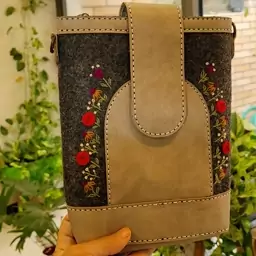 کیف استوانه ای چرم ونمد  گلدوزی شده،(ابعاد 20در 23) 