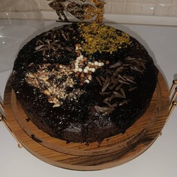 کیک شکلاتی  خیس با تزیین پسته و گردو و شکلات