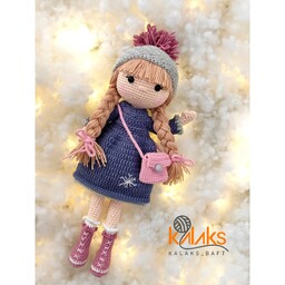 عروسک دختر دونه برف کاموایی دستبافت با پیراهن و شال و کلاه و کیف