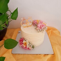 کیک عقد خانگی با تزئین گل طبیعی وزن1کیلو700گرم  فیلینگ موزوگردو وشکلات چیپسی  و با کیفیت بالا 