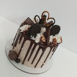 کیک شکلاتی با خامه نسکافه ای با فیلینگ موز و گردو ونوتلا برای کسانی که عاشق کیکای شکلاتی هستند 