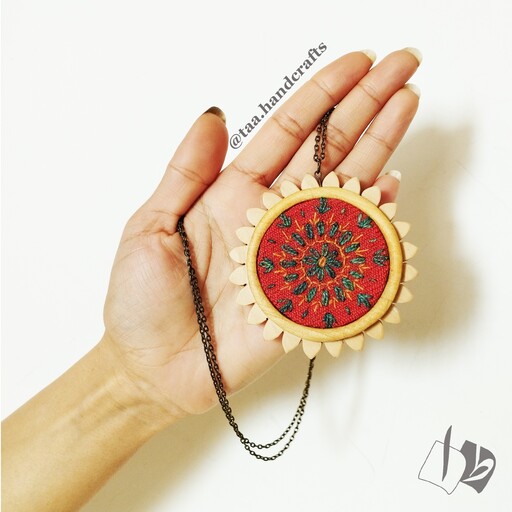 گردنبند چوبی زنانه با سوزندوزی پته کرمان کاملا دستساز و دستدوز از صنایع دستی طا 