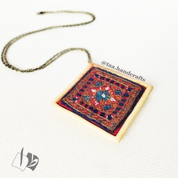 گردنبند زنانه چوبی با سوزندوزی پته کرمان کاملا دستدوز و دستساز از صنایع دستی طا 