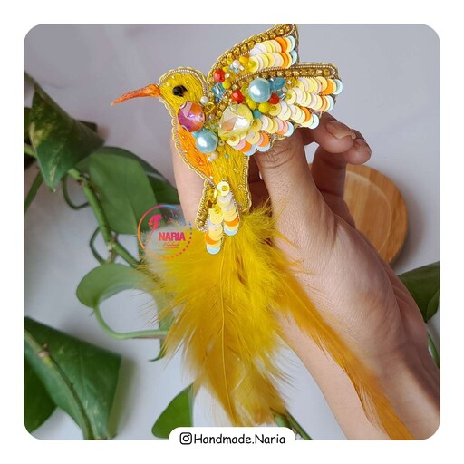 گلسینه پرنده جواهردوزی و گلدوزی زرد همراه پر،نوک دستساز و متریال لوکس سواروسکی و میوکی