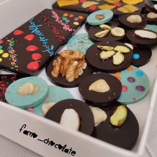 پک هدیه شکلاتی مناسب تولد شامل شکلات سکه ای آجیلی و تبلتی ساده و میوه ای با تزئین ترافل و اسمارتیز
