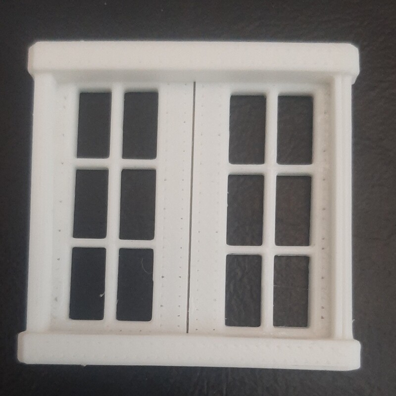 پنجره مینیاتوری دوتیکه رنگ سفید اندازه طول 4سانت عرض 4سانت ونیم ارتفاع نیم سانت
