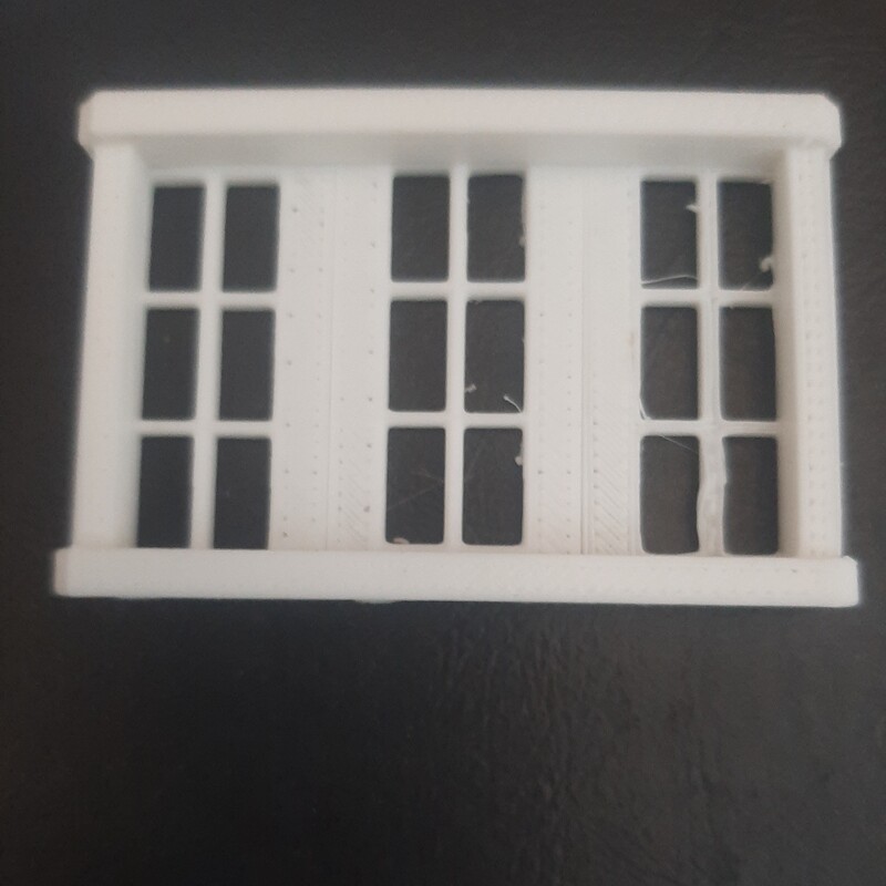 پنجره مینیاتوری 3تیکه رنگ سفید طول 4سانت عرض 6سانت و نیم ارتفاع نیم سانت 