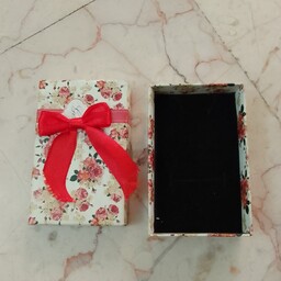 جعبه نیمست گوشواره آویز گردنبند دستبند سفید قرمز گل دار گل گلی ابعاد 6 در  9 