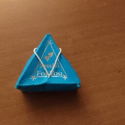 جعبه انگشتر گوشواره گردنبند آویز آبی مثلثی طلا نقره زیورآلات جواهرات کش دار  ابعاد حدودی 7 سانت
