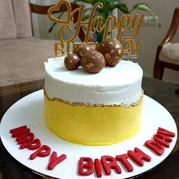 کیک تولد با پایه نسکافه ای، فیلینگ موز و گردو 