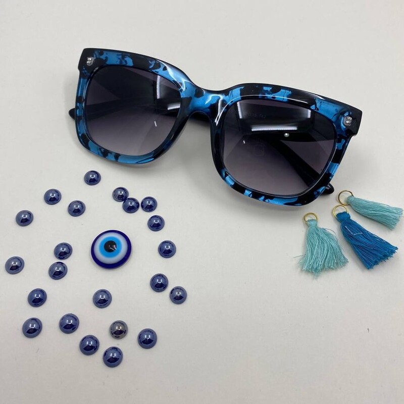 عینک آفتابی  فریم طرحدار  رنگ فریم آبی و رنگ شیشه مشکی