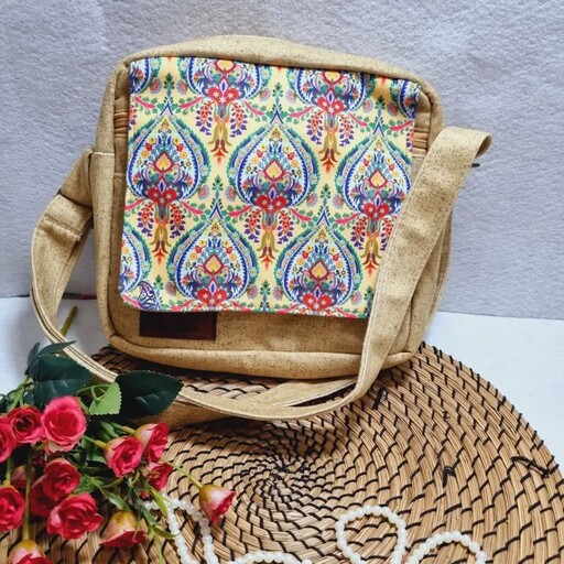 کیف پارچه ای جنس نانو پلاس داخلش چرم مصنوعی کار شده دارای طرح سنتی و رنگبندی متنوع قابل شستشو