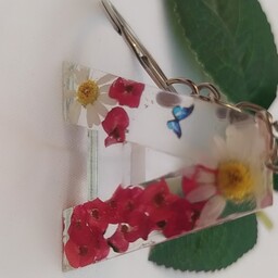 آویز کیف و کلید   رزینی با گل های طبیعی  و رزین کره ای  نشکن 