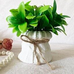گلدان به همراه گل مصنوعی ریحان مدل بافت رنگ سفید ارتفاع 12 سانتی متر