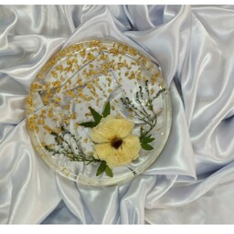 سینی پذیرایی گرد رزینی لبه دار کارشده با گل خشک طبیعی و ورق طلا