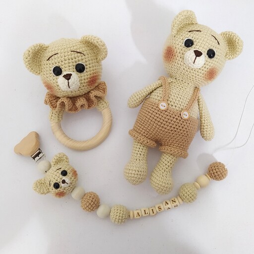 ست سیسمونی جغجغه، بند پستونک و عروسک نوزاد ( طرح خرس کرم و قهوه ای)
