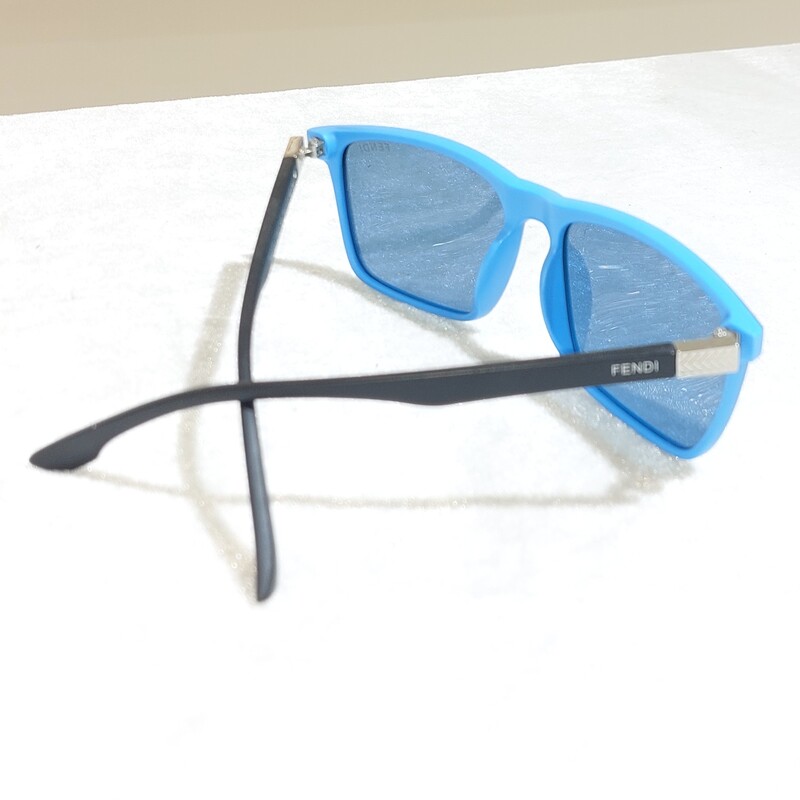 عینک افتابی FENDI  بسیار سبک و راحت رنگ مشکی فریم از داخل ابی از بیرون مشکی UV400 و پلاریزه HD اب گریز 
