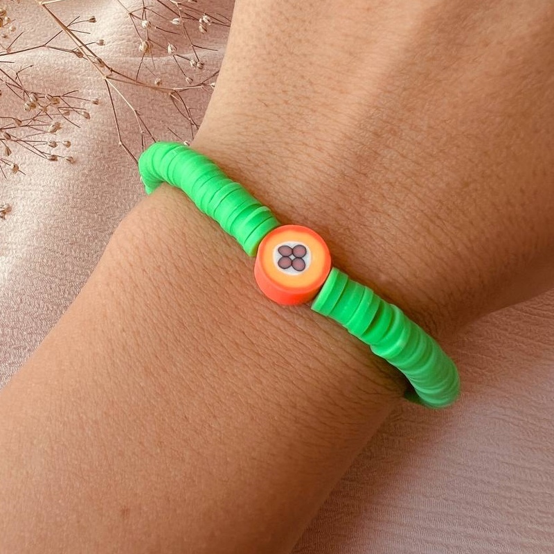 دستبند فیمو سبز با مهره نارنجی