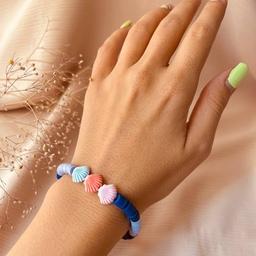دستبند فیمو دو رنگ با مهره صدف