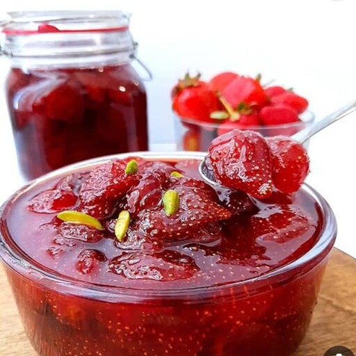 مربای توت فرنگی خانگی نیم کیلویی امساله طبیعی بدون موادافزودنی تهیه شده از بهترین توت فرنگی 