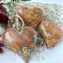 گیفت قلب چوبی  هنر دست آراسته شده با تذهیب  درچند طرح تقریبا5 سانتیمتر