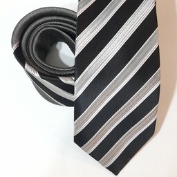 کراوات مردانه سایز بزرگسال کار دو تیکه می باشه رنگ بالی کراوات طوسی  سیر ،طرح پایین کار خطوط مشکی و یاسی و طوسی 