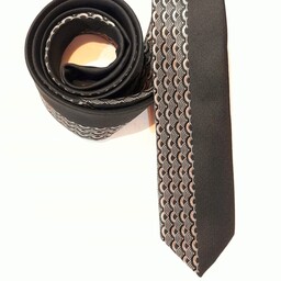 کراوات مردانه سایز بزرگسال مشکی با طرح های اسلیمی در یکطرف کار  رنگ طلایی 