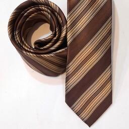 کراوات مردانه قهوه ای رنگ طرحدار با خطوط کج کرم رنگ و قهوه ای 