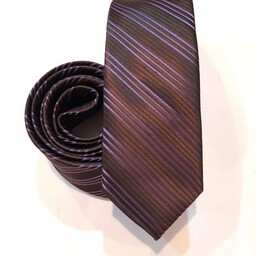 کراوات مردانه سایز بزرگسال طرحدار رنگ  بادمجانی با خطوط کج بنفش رنگ