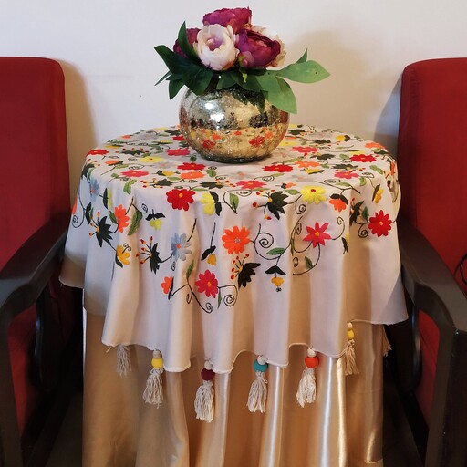 رومیزی گرد گلدوزی شده از برند ترنج گالری... قطر اینکار 100 سانتی متر هست و با کاموایی ظریف گلدوزی شده