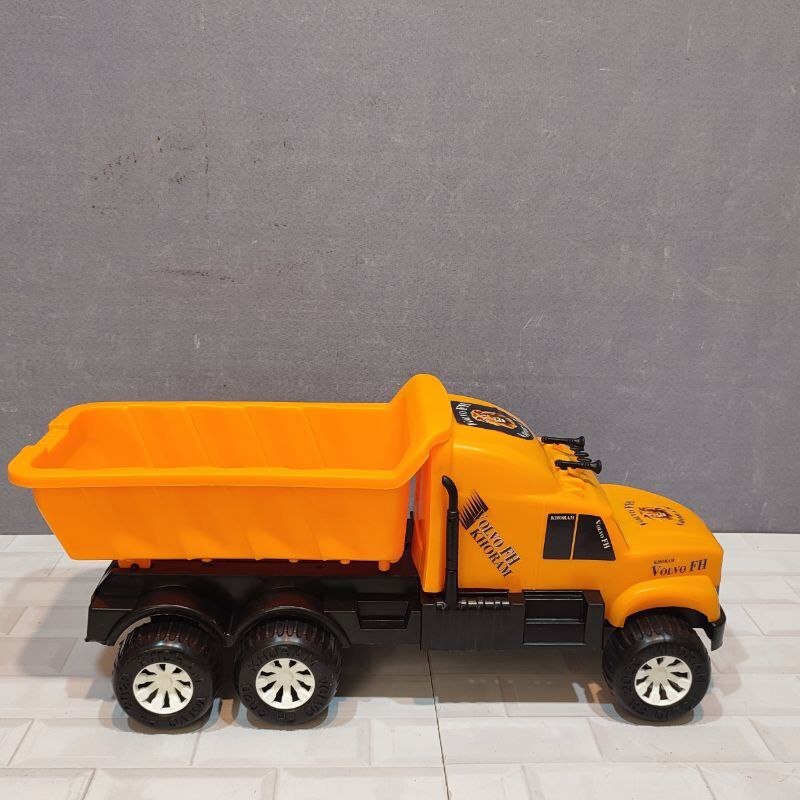 اسباب بازی ماشین ولوو fh کامیون خاک ریز جنس پلاستیکی تهیه شده از بهترین مواد 