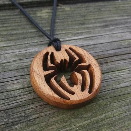 گردنبند چوبی دست ساز  عنکبوت با چوب چنار، گردو و اقاقیا