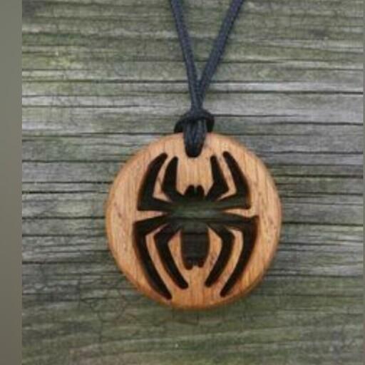 گردنبند چوبی دست ساز  عنکبوت با چوب چنار، گردو و اقاقیا
