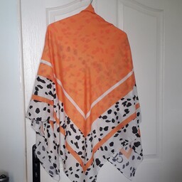 روسری زمینه شاد سفید نارنجی سایز 130