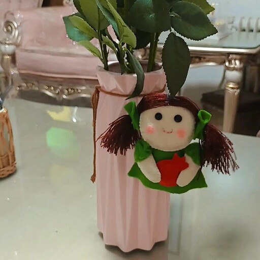 عروسک نمدی دختر انار به دست ، هم به عنوان آویز کیف و جاکلیدی استفاده میشه 