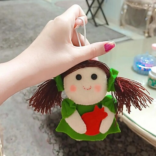 عروسک نمدی دختر انار به دست ، هم به عنوان آویز کیف و جاکلیدی استفاده میشه 