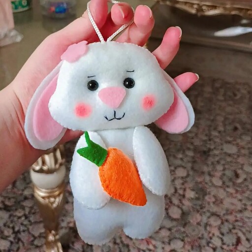 عروسک خرگوش نمدی هویج به دست،  وزن 90 گرم ، ابعاد 15 سانت