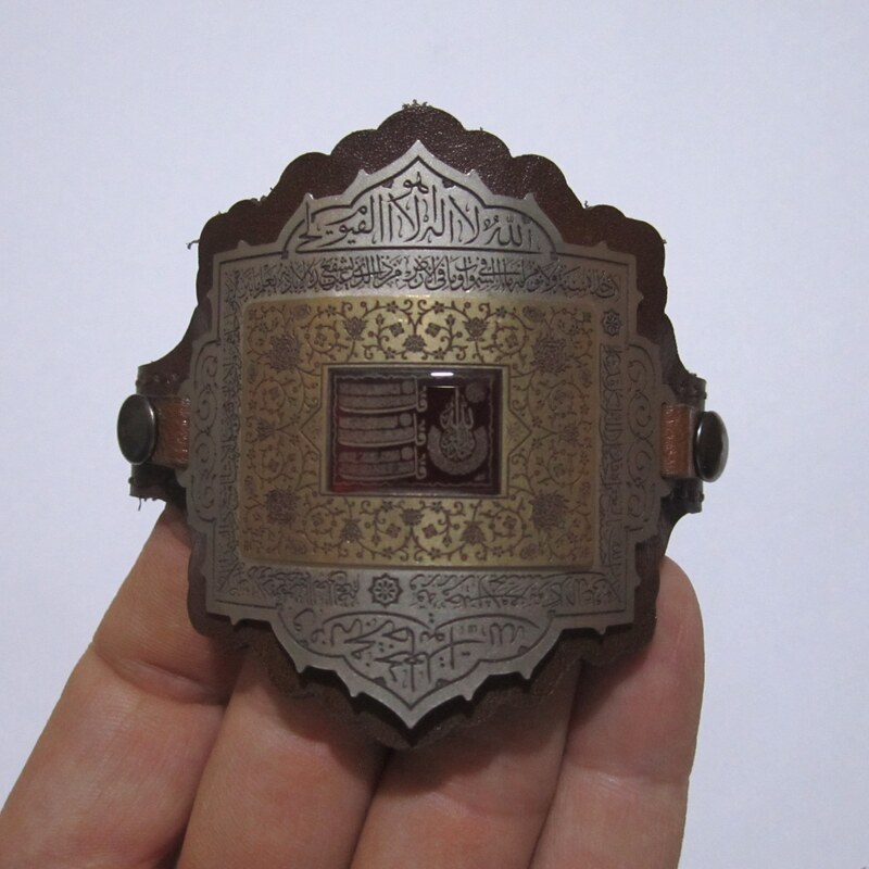 دستبند آیت الکرسی و من یتق الله دارای کتیبه عقیق مزین به 4 قل با بند چرم طبیعی