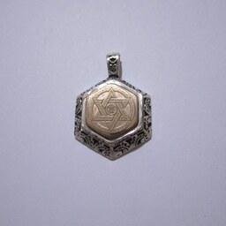 آویز ستاره داوود یا ستاره سلیمان بر روی لوح برنجی دارای قاب نقره عیار 925