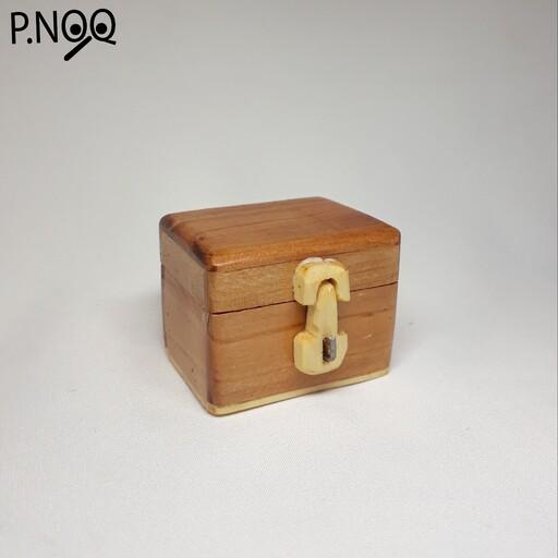 جعبه ی چوبی کوچک و دست ساز  و هنری مناسب برای نگهداری وسایل کوچک 