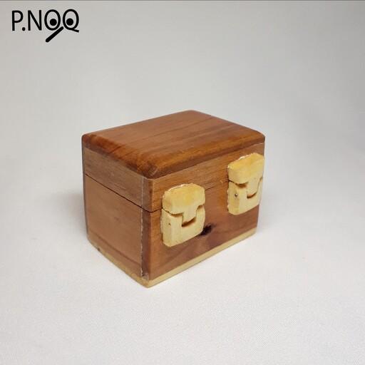 جعبه ی چوبی کوچک و دست ساز  و هنری مناسب برای نگهداری وسایل کوچک 