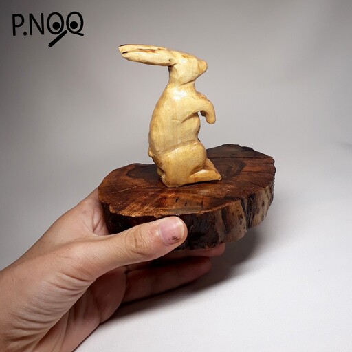 مجسمه ی چوبی خرگوش دست ساز و هنری و دکوری در سایز متوسط مناسب برای هدیه و تزئین و گیفت 