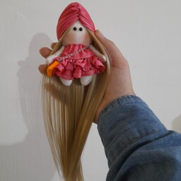 عروسک روسی ده سانتی دست دوز  صورتی رنگ با توربان  و همراه کیف  و موی 25سانتی