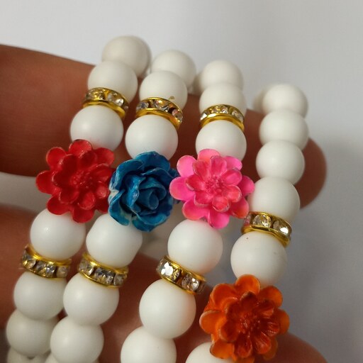 دستبند زنانه با انیکس سفید و گل سرامیکی